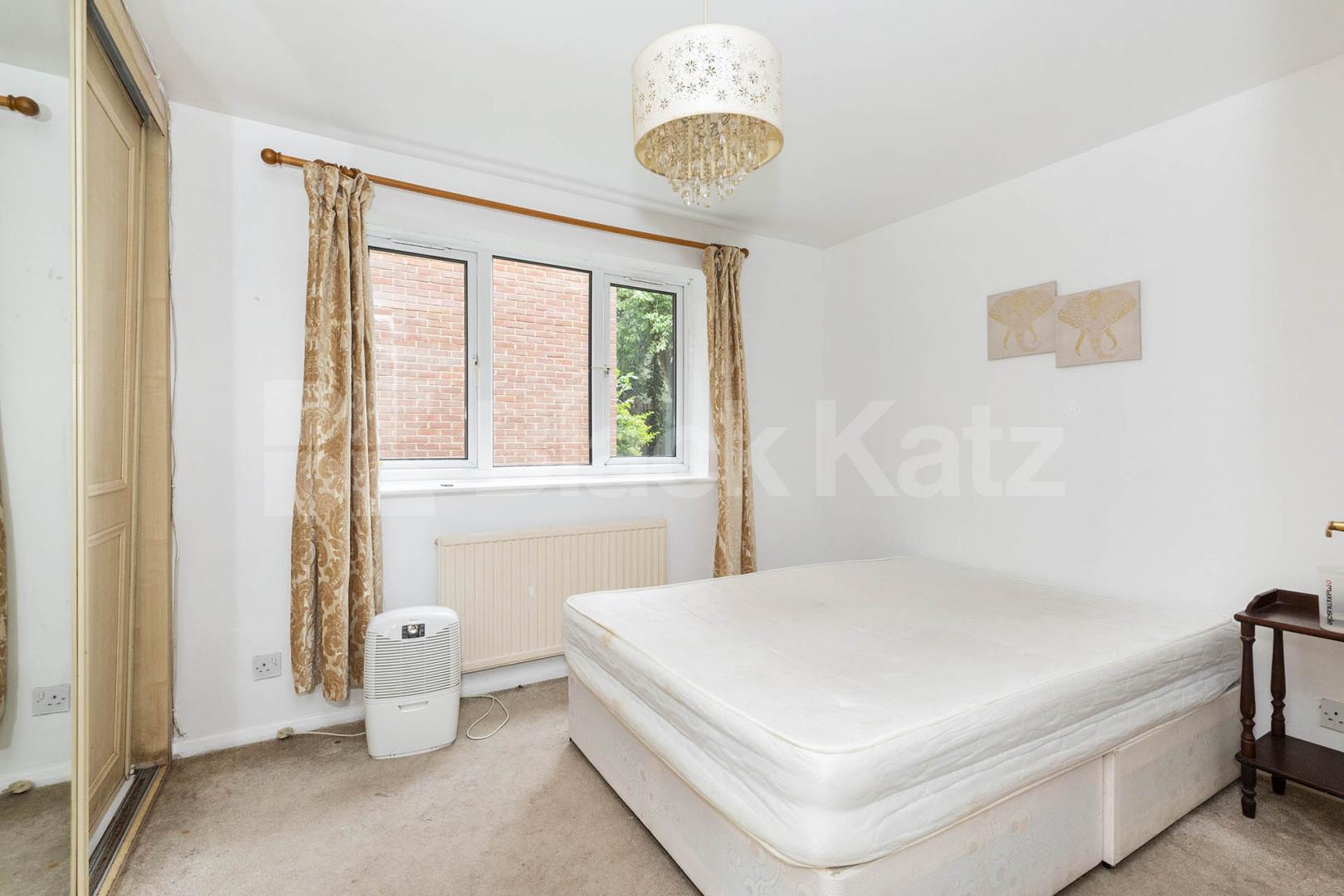 Located within walking distance to Muswell Hill Golf Club and its green spaces Cambridge Gardens, Muswell Hill 